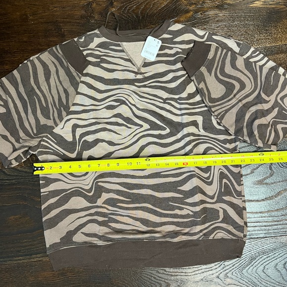 Free People Printed Classic Oversized Crewneck - Picture 6 of 8